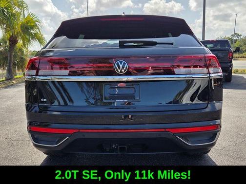Deep Black Pearl Effect 2024 Volkswagen Atlas Cross Sport 2.0T SE w/Technology