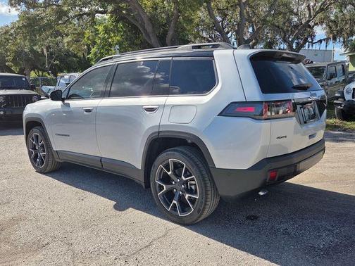 Silver Zynith Clearcoat 2026 Jeep Cherokee Overland