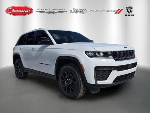 Bright White Clearcoat 2026 Jeep Grand Cherokee Laredo