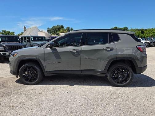 Sting Gray Clearcoat 2026 Jeep Compass Latitude