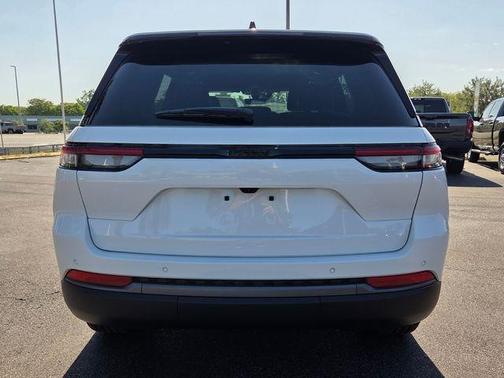 Bright White Clearcoat 2026 Jeep Grand Cherokee Laredo