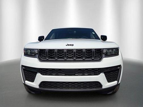 Bright White Clearcoat 2026 Jeep Grand Cherokee Laredo