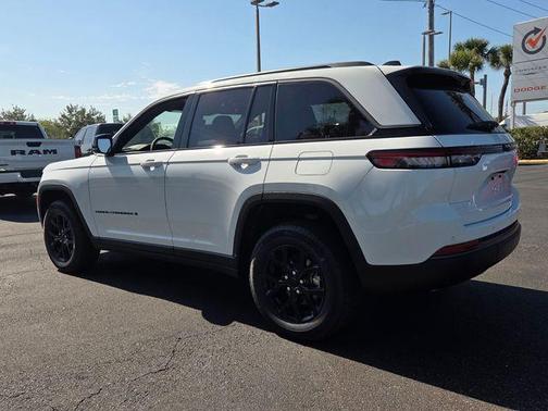 Bright White Clearcoat 2026 Jeep Grand Cherokee Laredo