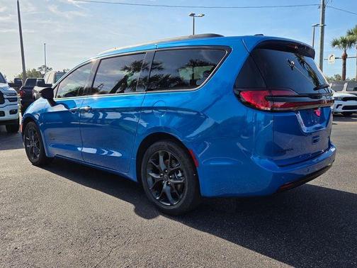 Hydro Blue Pearlcoat 2027 Chrysler Pacifica SELECT