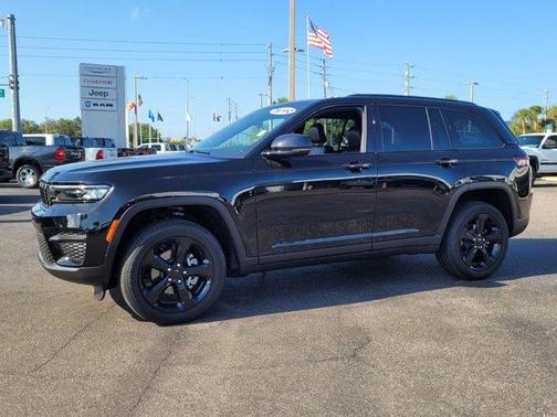2025 Jeep Grand Cherokee Laredo