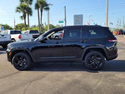 2025 Jeep Grand Cherokee Laredo