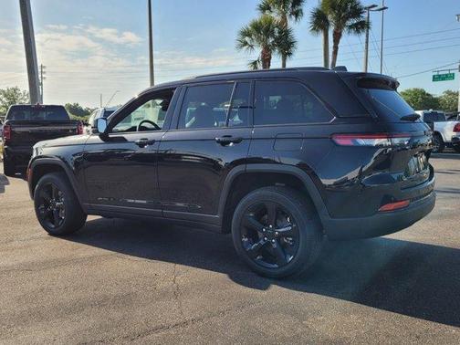 2025 Jeep Grand Cherokee Laredo