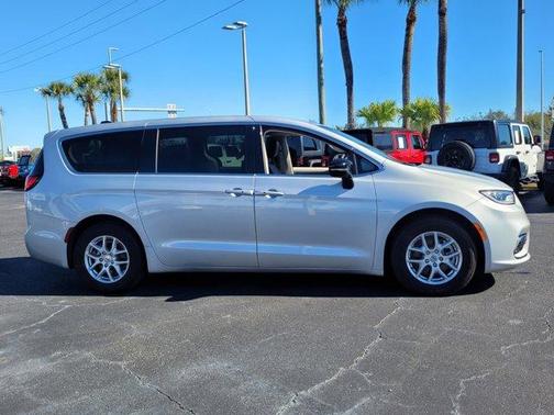 2024 Chrysler Pacifica Touring-L