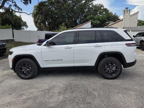 Bright White Clearcoat 2027 Jeep Grand Cherokee Sport
