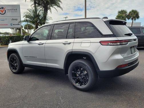 2025 Jeep Grand Cherokee Laredo