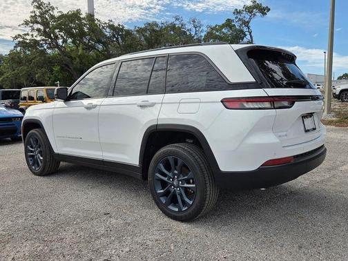 Bright White Clearcoat 2026 Jeep Grand Cherokee Sport