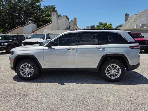 Silver Zynith 2026 Jeep Grand Cherokee Laredo