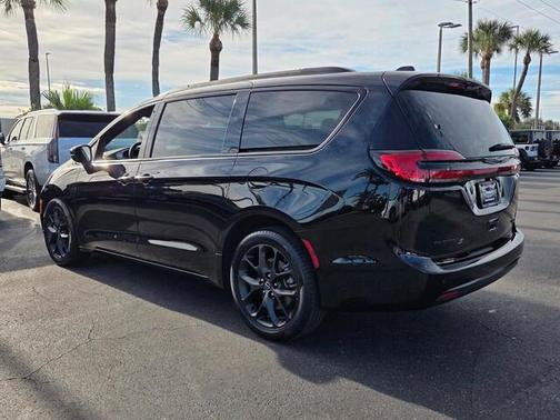 Diamond Black 2025 Chrysler Pacifica Limited