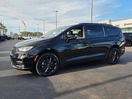 Diamond Black 2025 Chrysler Pacifica Limited