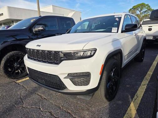 Bright White Clearcoat 2025 Jeep Grand Cherokee Laredo