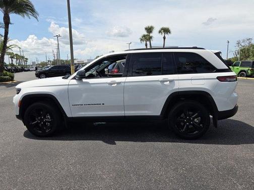 Bright White Clearcoat 2025 Jeep Grand Cherokee Laredo