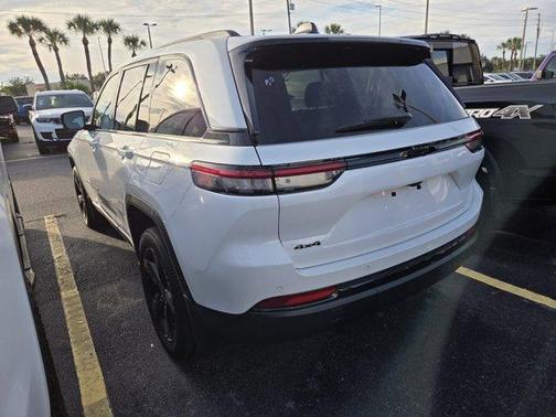 Bright White Clearcoat 2025 Jeep Grand Cherokee Laredo