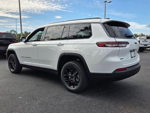 Bright White Clearcoat 2026 Jeep Grand Cherokee L Laredo
