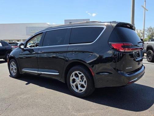Brilliant Black Crystal Pearlcoat 2022 Chrysler Pacifica Limited