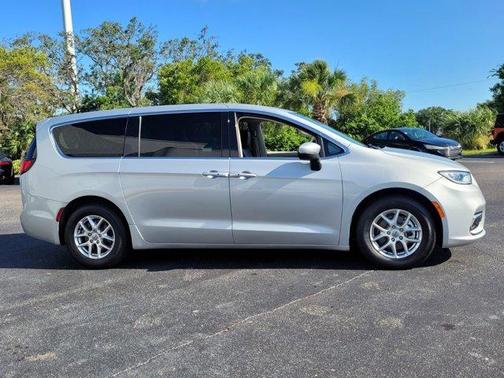 2023 Chrysler Pacifica Touring-L