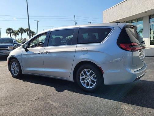 2023 Chrysler Pacifica Touring-L