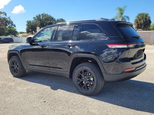 2025 Jeep Grand Cherokee Laredo