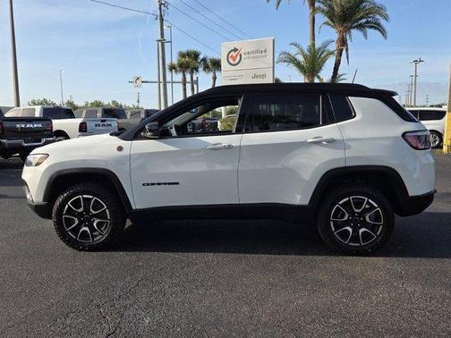 Bright White Clearcoat 2025 Jeep Compass Trailhawk