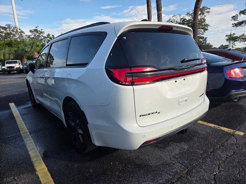 Bright White Clearcoat 2025 Chrysler Pacifica Limited