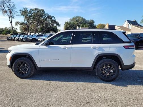 2025 Jeep Grand Cherokee Laredo