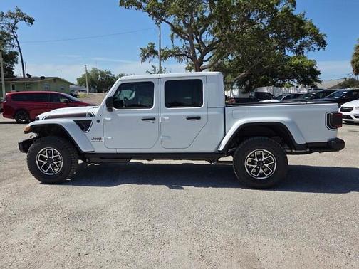 Bright White Clearcoat 2026 Jeep Gladiator Rubicon