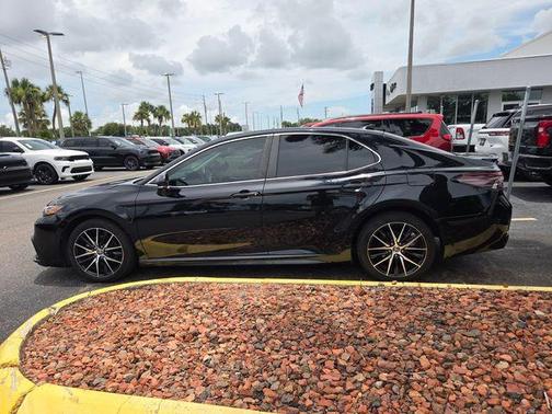 Midnight Black Metallic 2022 Toyota Camry SE