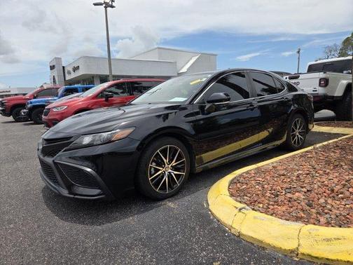 Midnight Black Metallic 2022 Toyota Camry SE