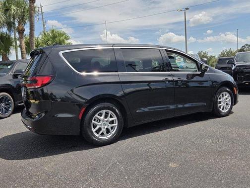 Brilliant Black Crystal Pearlcoat 2023 Chrysler Pacifica Touring-L
