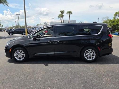 Brilliant Black Crystal Pearlcoat 2023 Chrysler Pacifica Touring-L
