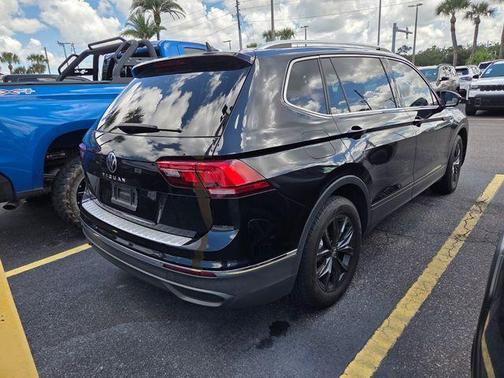 Deep Black Pearl Effect 2024 Volkswagen Tiguan 2.0T SE