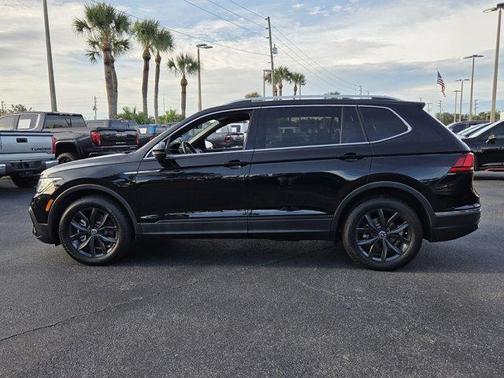 Deep Black Pearl Effect 2024 Volkswagen Tiguan 2.0T SE