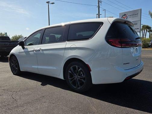 Bright White Clearcoat 2026 Chrysler Pacifica Select