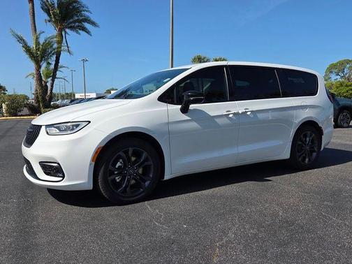 Bright White Clearcoat 2026 Chrysler Pacifica Select