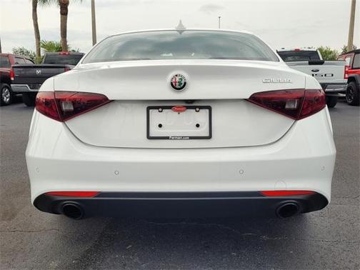 2022 Alfa Romeo Giulia Base