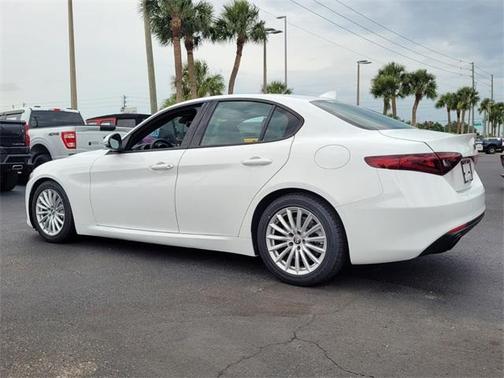 2022 Alfa Romeo Giulia Base