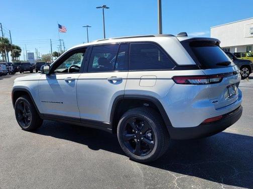 2025 Jeep Grand Cherokee Laredo