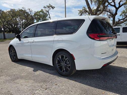 Bright White Clearcoat 2026 Chrysler Pacifica Select