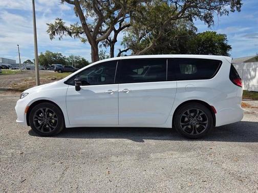 Bright White Clearcoat 2026 Chrysler Pacifica Select