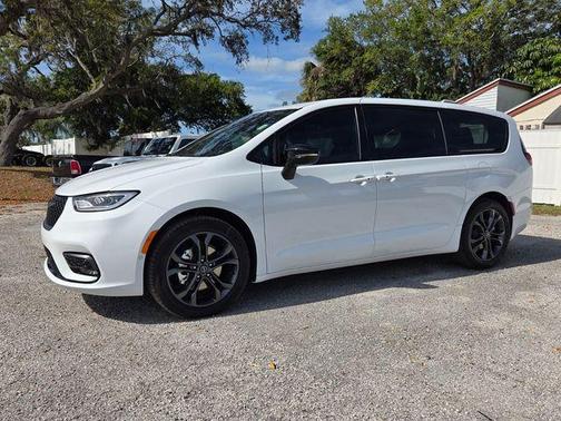 Bright White Clearcoat 2026 Chrysler Pacifica Select
