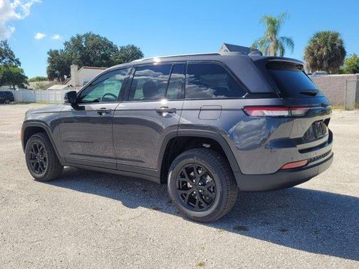 2025 Jeep Grand Cherokee Laredo