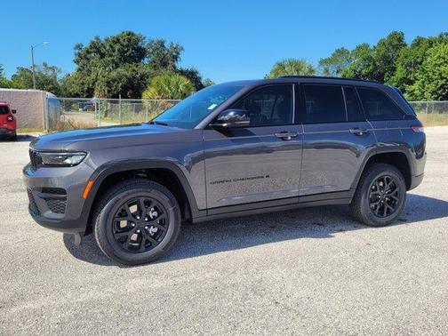 2025 Jeep Grand Cherokee Laredo