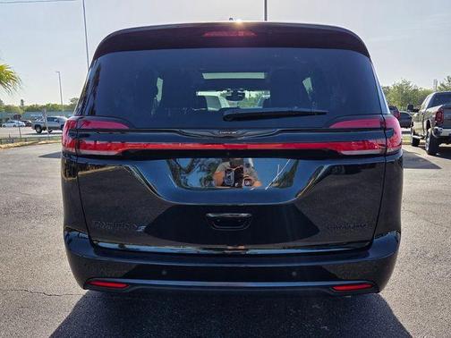 Diamond Black 2025 Chrysler Pacifica Limited