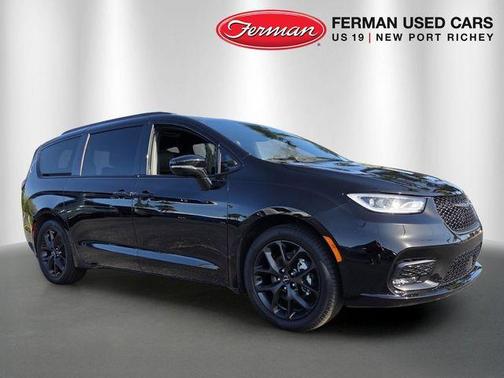 Diamond Black 2025 Chrysler Pacifica Limited