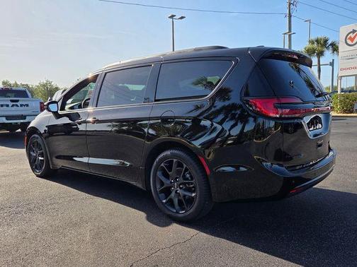 Diamond Black 2025 Chrysler Pacifica Limited