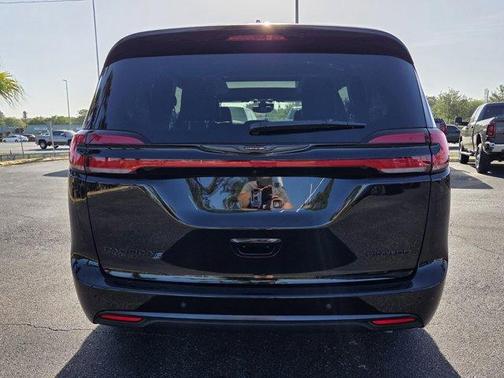 Diamond Black 2025 Chrysler Pacifica Limited